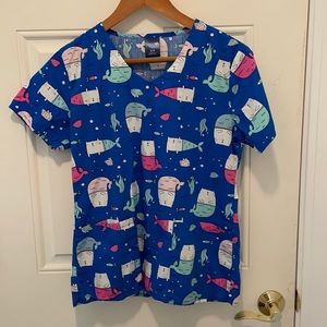 Zoe+Chloe Catfish Print Scrub Top